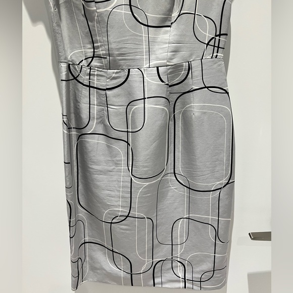 🖤 Beautiful silk dress in a gorgeous silk print and unique raffle detail - Picture 7 of 11